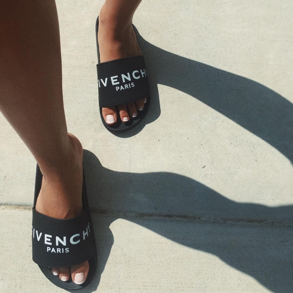 ***ISO*** Givenchy slides size 7-8